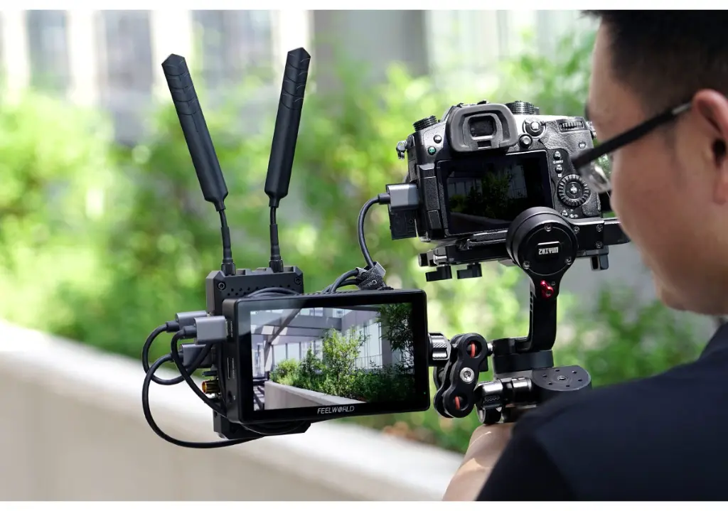 FEELWORLD LUT5 5.5 Inch 3000nit Touchscreen Camera Field Monitor with F970 Kit